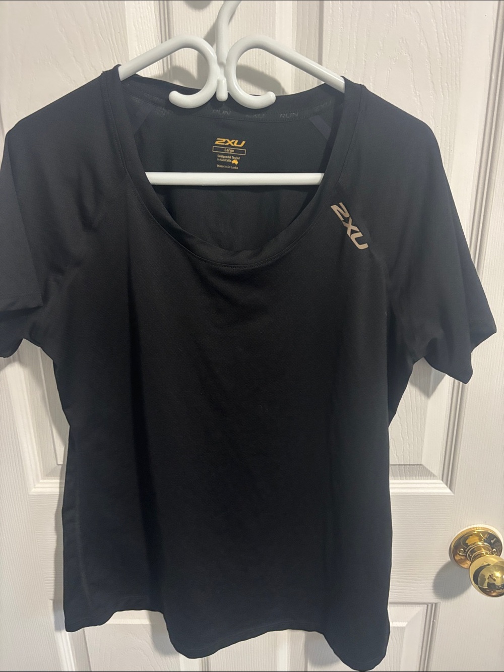 2XU Black Short Sleeve Performance Tee with Gold Logo